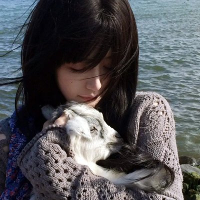 戴流苏耳环的少女